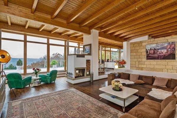 sehr großer und heller Wohnbereich mit Kamin