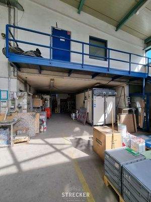 Lackiererei Büro im OG