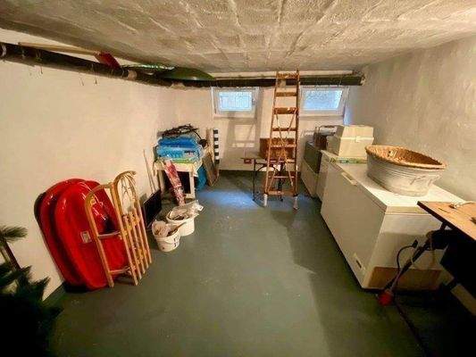 Großer Lagerraum im Keller.jpg