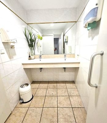 Herrentoilette_1.jpg