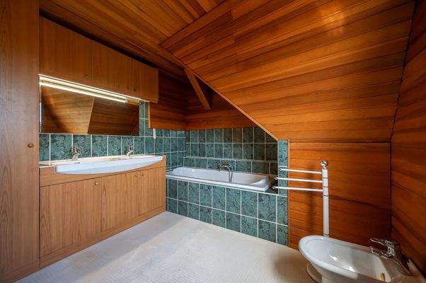 Badezimmer mit Doppelwaschbecken