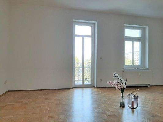 Wohnzimmer mit offener Küche