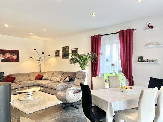 Das großzügige Wohnzimmer