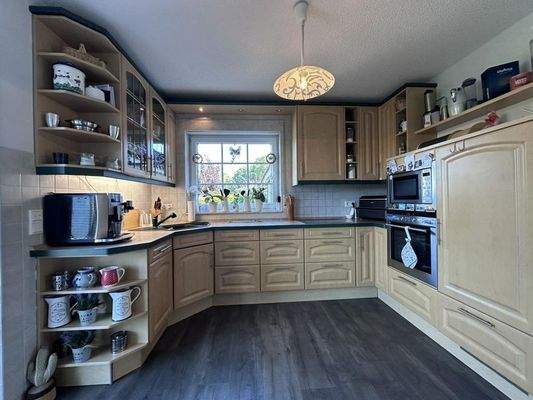 Küche mit Einbauküche und Terrassenzugang