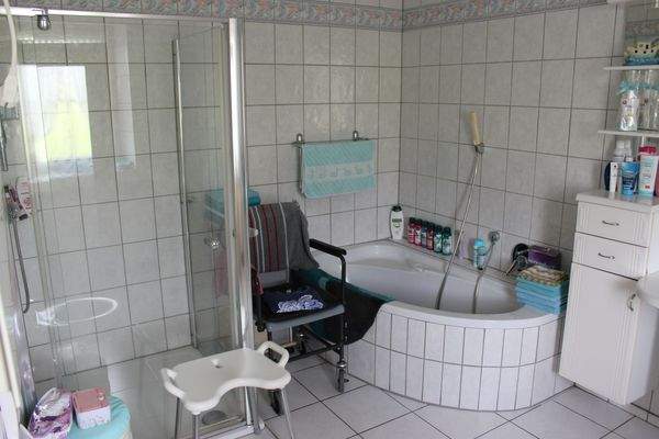 Badezimmer mit Dusche.JPG