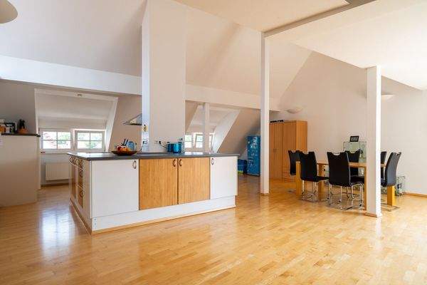 Kochinsel mit Essbereich