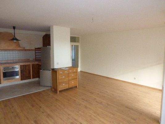 Wohnzimmer mit halboffener Küche 