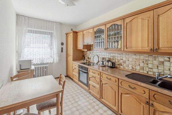 Küche im Erdgeschoss mit Einbauküche 