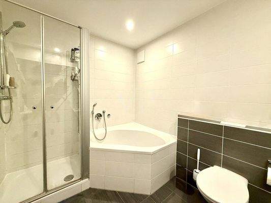 Vollbad mit Wanne und Dusche