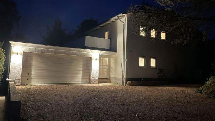 Hofansicht bei Nacht