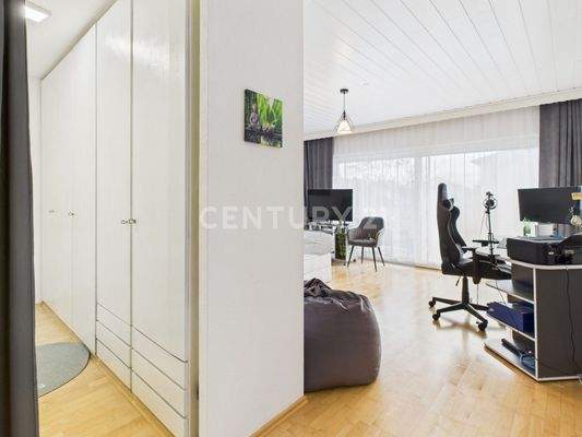 Schlafzimmer mit Ankleidebereich...