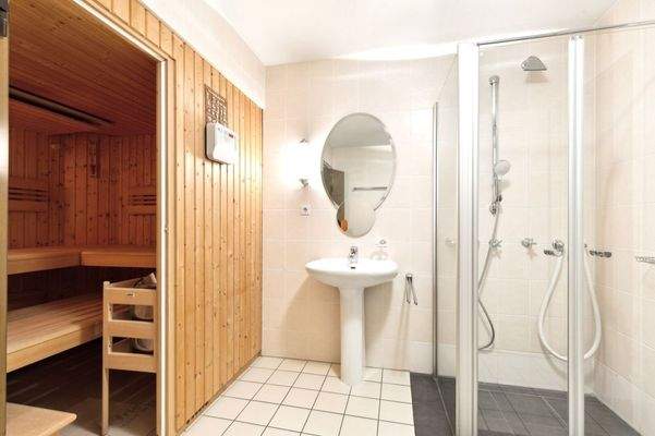 Sauna mit Duschbad im Souterrain