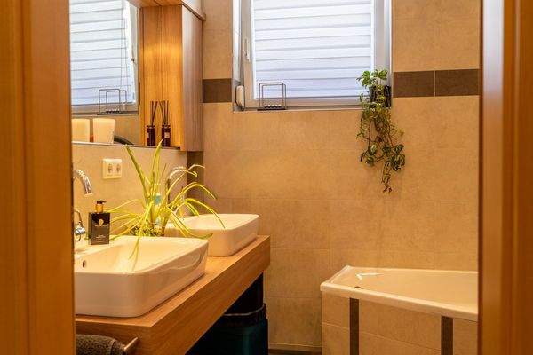 Zauberhafte Maisonette-Gartenwohnung mit XXL-Garage, Carport und eigenem Garten – Baujahr 2007