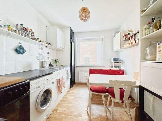 Die geräumige Küche mit Waschmaschinenanschluss...