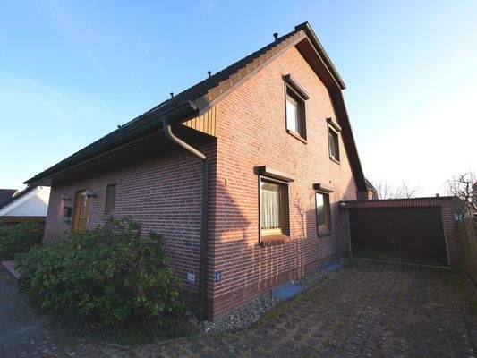 Hausansicht und Garage