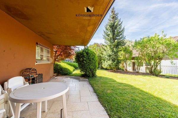Terrasse mit Blick in den Garten