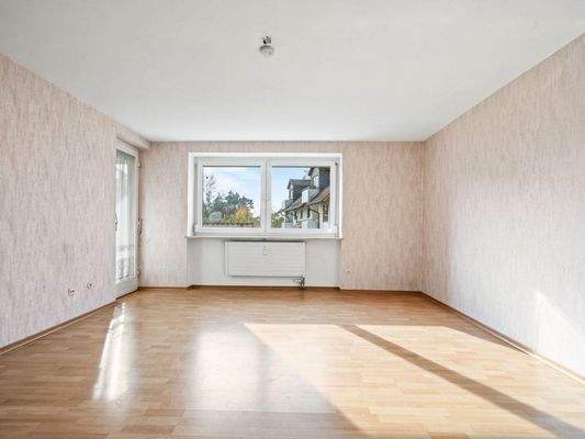 Wohnzimmer mit Balkonzugang