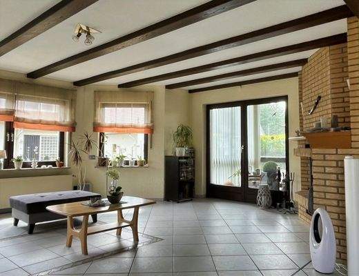 Wohnbereich mit Zugang zum Wintergarten