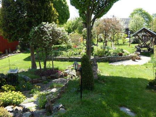 Blick vom Ausgang Ferienwohnung / Pension  in den Garten