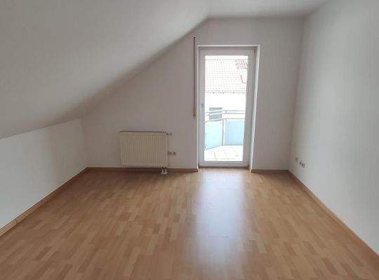 Kinder- /Arbeitszimmer mit Zugang zum Balkon Bild 2