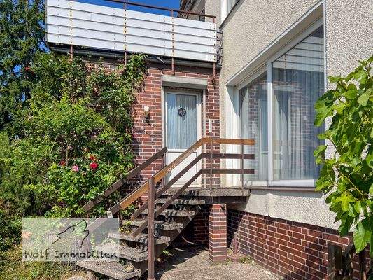 Terrasse mit zwei Hauszugängen