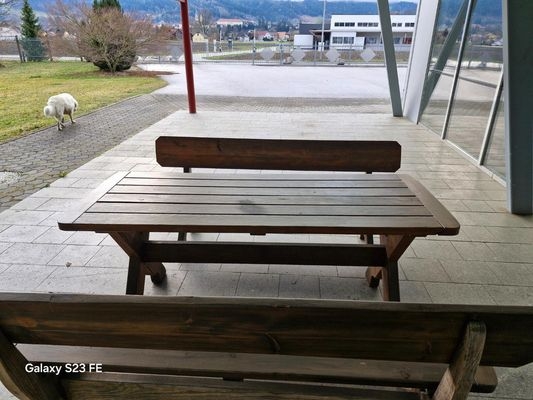 Terrasse und Parkplatz