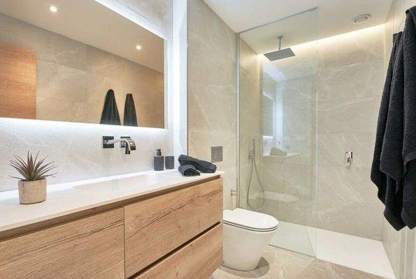 Badezimmer mit großzügiger Regendusche und elegantem Design