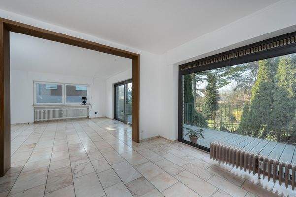 Kaminzimmer mit Blick in das Wohnzimmer