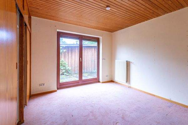 Schlafzimmer EG Blick Terrasse 2