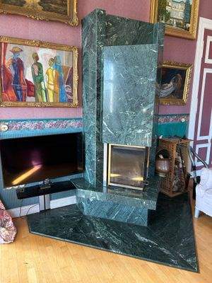 Offener Kamin im Wohnzimmer der Wohnung 1