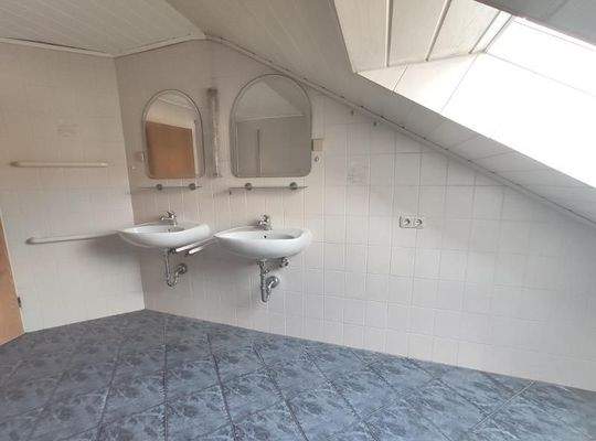 Bad mit Badewanne und Dusche Bild 4