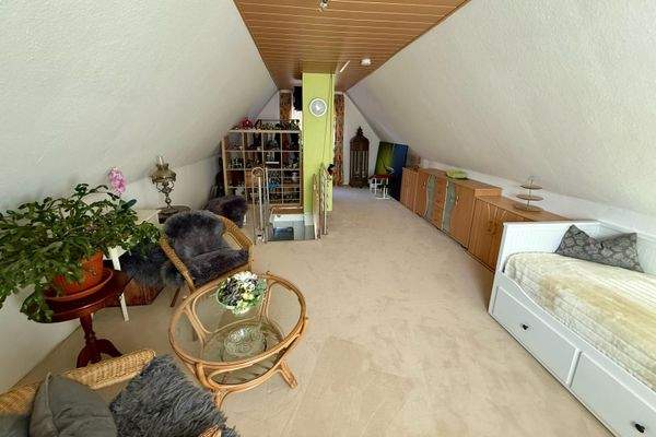 Spitzbodenzimmer über Wohnküche