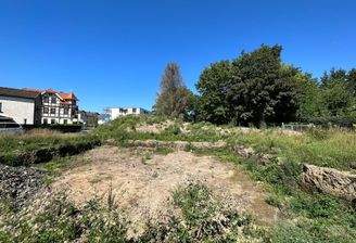 Grundstück und Baugrube