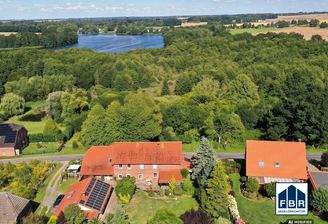 Das Anwesen mit nahem See