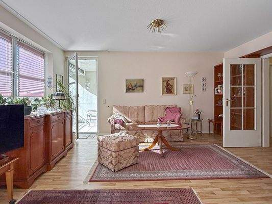 Großzügiges Wohnzimmer mit Balkonzugang