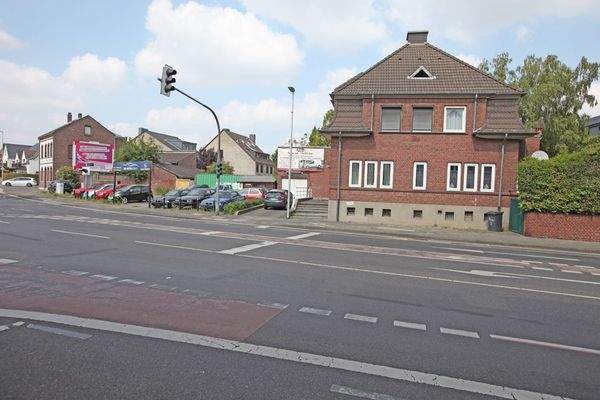 Grundstück mit Aufbauten