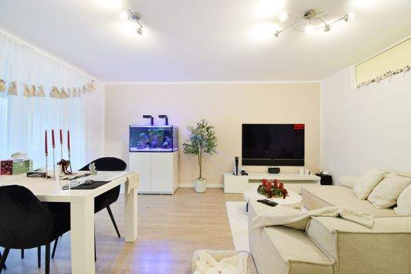 Lichtdurchflutetes Wohnzimmer