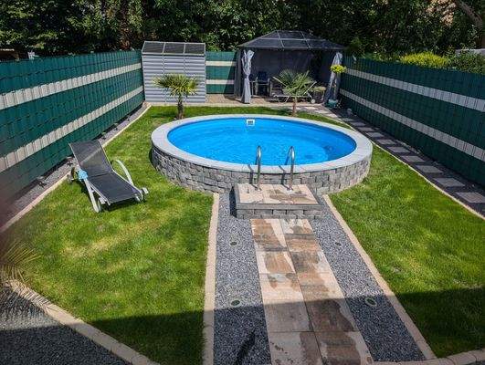 Blick in den Garten von der Terrasse aus