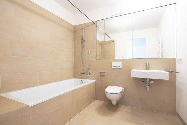 beige Fliesen, große Spiegel