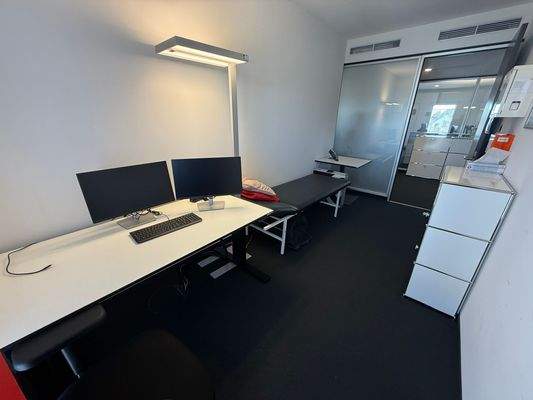 Einzelbüro mit Krankenliege