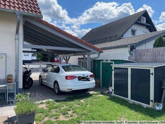 Haus links Carport