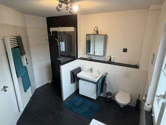 modernisiertes Bad mit ebenerdiger Dusche (2)