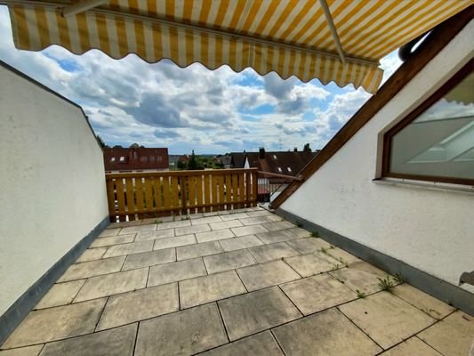 Sonniger Balkon mit Markise