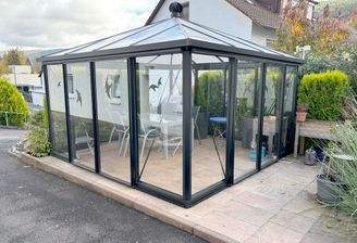 ...verglastem Teehaus...