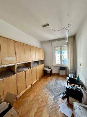 Bozen Zentrum, Nähe Universität, Investitionsobjekt, Studenten-WG geeignet, 4. Stock mit Aufzug, Große Wohnküche, Kleine Terrasse, 4 große Schlafzimmer, 2 Balkone, Großes Badezimmer, Abstellkammer, Keller inklusive, Gemeinschaftlicher Dachboden, Hohe Miet