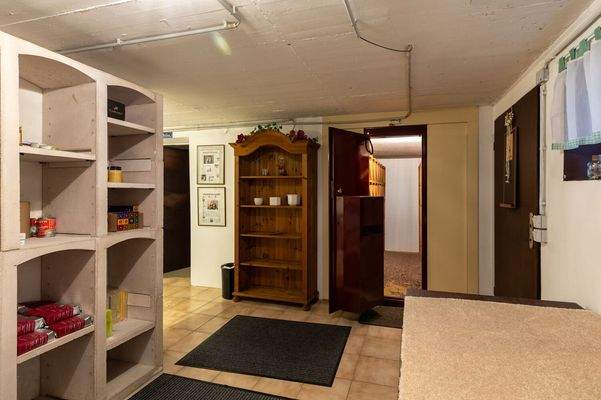 Weinkeller mit Blick in die Weinkammer