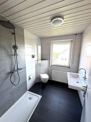 Bad mit Dusche und WC