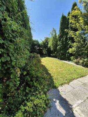 Blick von d. Terrasse auf`s Grundstück.jpg