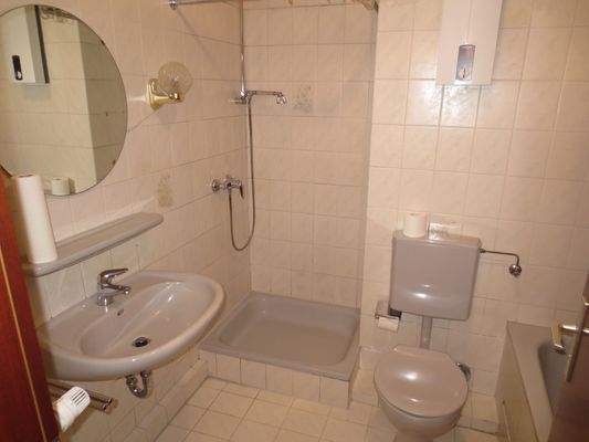 Bad mit Dusche und Wanne