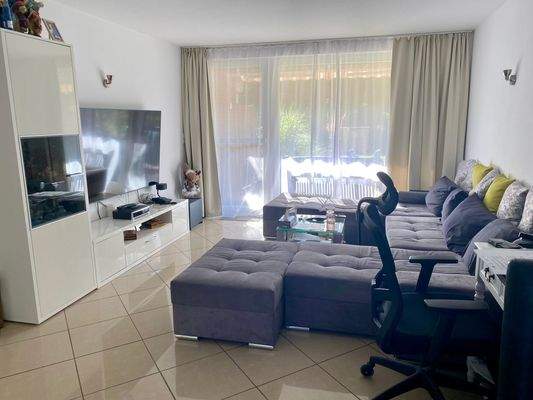 Geräumiges Wohnzimmer